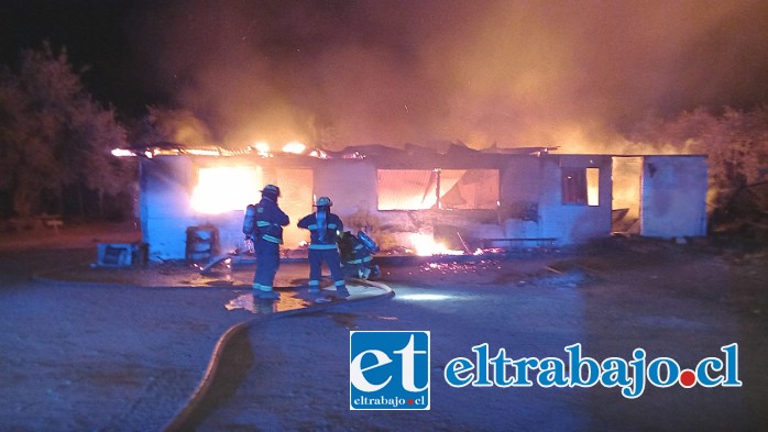 Bomberos de Santa María trabajó por más de dos horas para poder extinguir las llamas, que lamentablemente consumieron en su totalidad una vivienda de adobe. (Foto Emergencia Santa María)