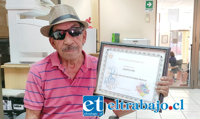 UNA VISITA ESPECIAL.- Don Juan Toro nos muestra este reconocimiento recibido de parte de Radio Contagiosa.