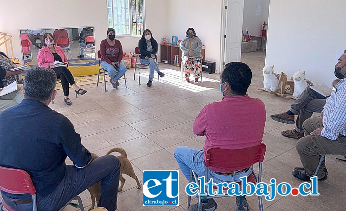 Vecinos exponiendo problemas con el transporte público.