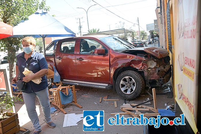 Chocando la muralla de una vivienda, así terminó una camioneta que protagonizó accidente en la Avenida Maipú. Por suerte a esa hora nadie transitaba por el lugar.