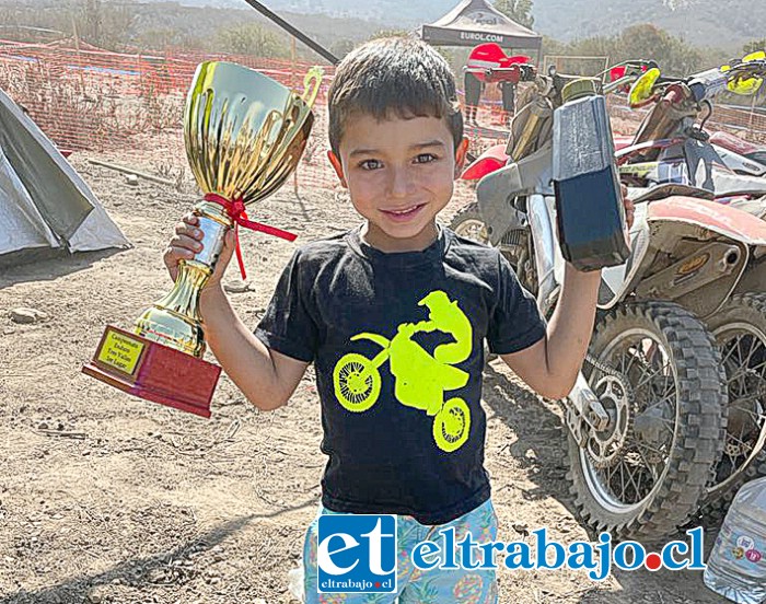 ES EL CAMPEÓN.- Aquí tenemos a nuestro campeón del Enduro en 50cc, vecino de El Asiento, un torbellino sobre ruedas.