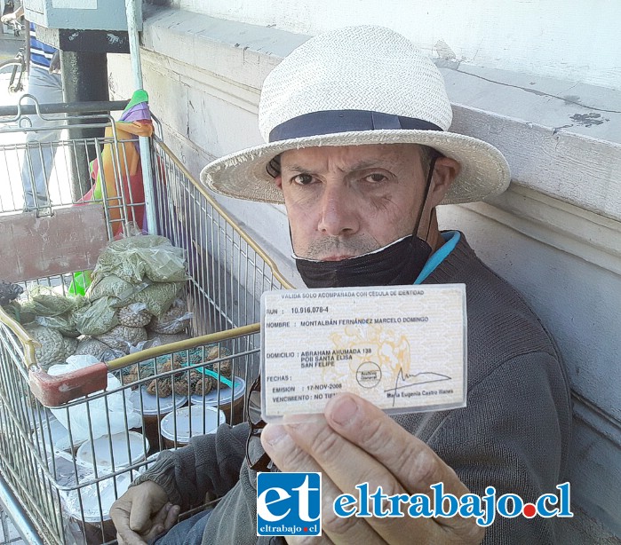 En la foto de archivo Marcelo Montalbán cuando estaba en Coimas, mostrando su carné de la discapacidad.