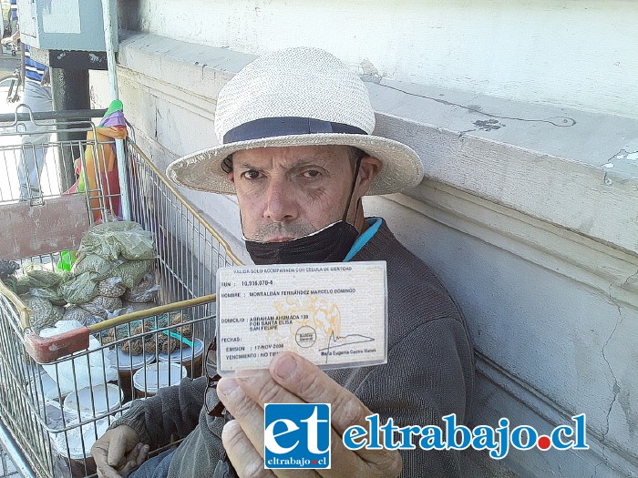 Marcelo Montalbán Fernández nos muestra su carné de discapacidad.