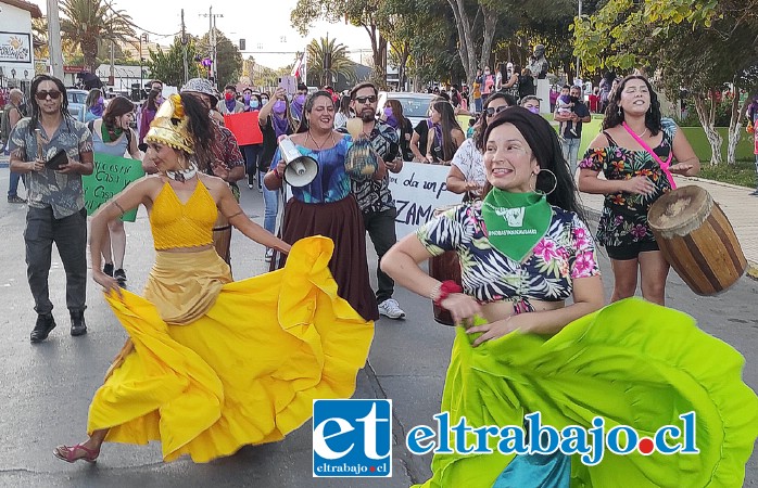 BELLAS MUJERES.- Las céntricas calles de Santa María se cubrieron la tarde de este martes con cientos de mujeres al ritmo de comparsa y alegría.