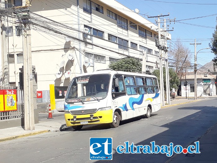 Uno de los hoy en día escasos buses pasando por San Felipe.