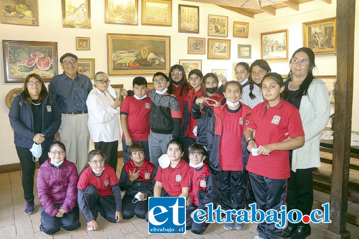 Don Raúl Pizarro junto a niñas y niños de la Escuela María Leiva de Las Coimas.JPG