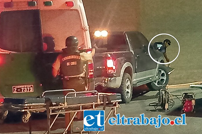 EL LARGO BRAZO DE LA LEY.- En una espectacular persecución Carabineros detuvo a un sujeto que conducía una camioneta robada pocas horas antes en Los Andes. La persecución habría iniciado en Putaendo y llegó a terminar en Dardignac con Las Heras minutos antes de la media noche de este domingo. El delincuente que conducía la camioneta fue capturado en ese lugar, luego que se generaran daños materiales tanto en la camioneta como en la patrulla policial. (Foto Gabriel Orellana Pezoa)