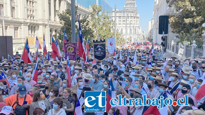 En la imagen gran cantidad de huasos participando de esta masiva manifestación en el Ex-Congreso en Santiago.