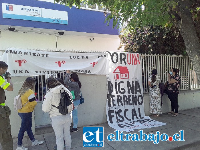 Lienzos colgados afuera de las oficinas del Serviu en Avenida O’Higgins.