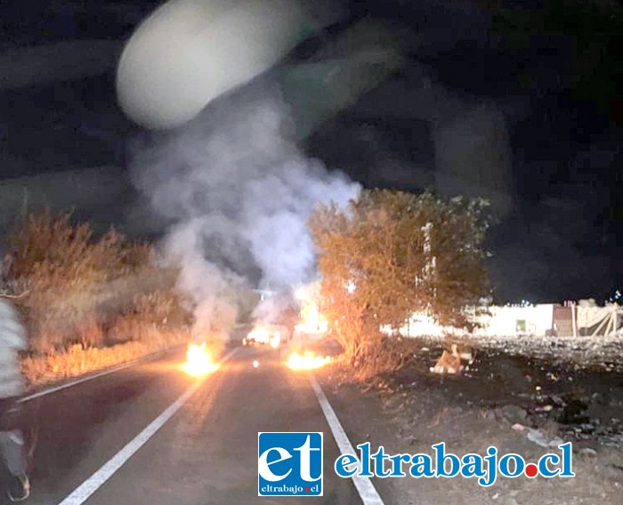 Vecinos manifestándose en el sector El Asiento. (Foto @preludioradio)