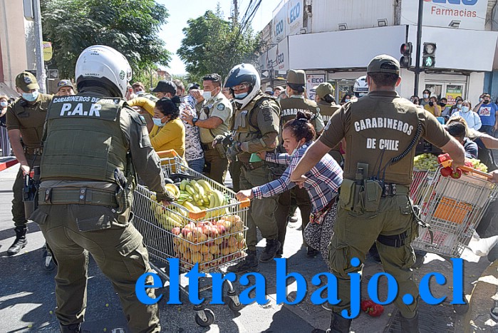 OPERATIVO EN EL CENTRO.- Esta es la escena del día, el Municipio ordenó desalojar a los vendedores ambulantes que se ganaban la vida en las céntricas calles de San Felipe.