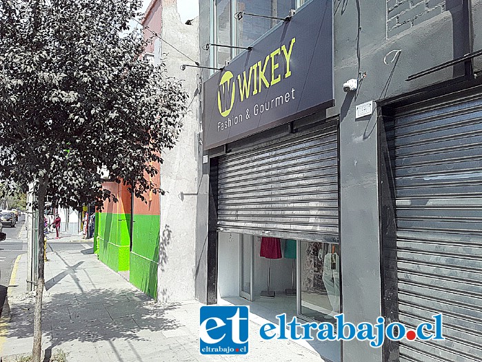 Este es el local de la tienda Wikey en calle Traslaviña casi al llegar a Prat, el que fue asaltado ayer al medio día.