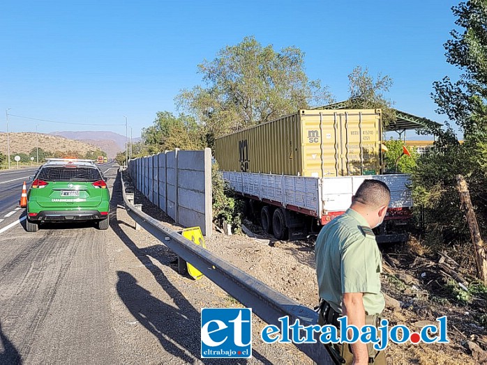 El pesado camión se salió de la pista y atravesó las barreras de contención como si fueran de papel para ir a terminar a sólo metros de ingresar al patio de la Escuela Cristo Redentor en el sector de San Vicente.