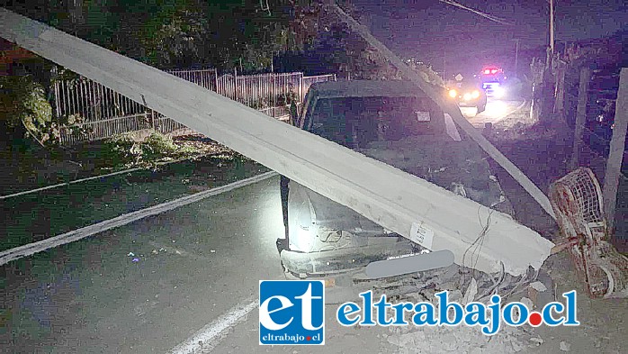 El conductor de un vehículo chocó un poste en el sector de Tabolango y se fugó del lugar, dejando a todo el sector sin suministro eléctrico.