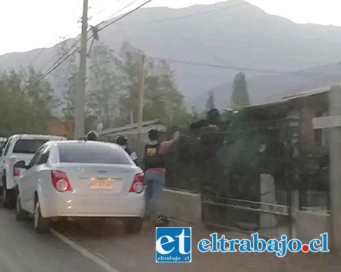 Personal de la Brigada de Homicidios de la PDI Los Andes, realizando diligencias en Calle José Antonio Salinas. (Foto @putaendoinforma.com)