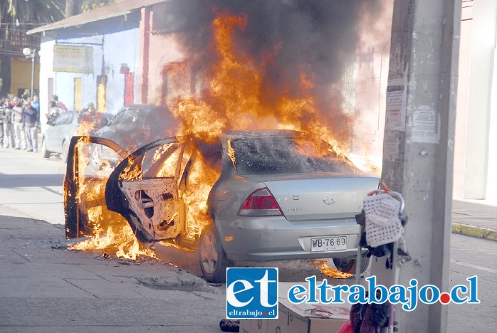 Este automóvil, obviamente robado, fue quemado ese día en la vía pública, frente a la sucursal bancaria, para crear confusión y facilitar el asalto.