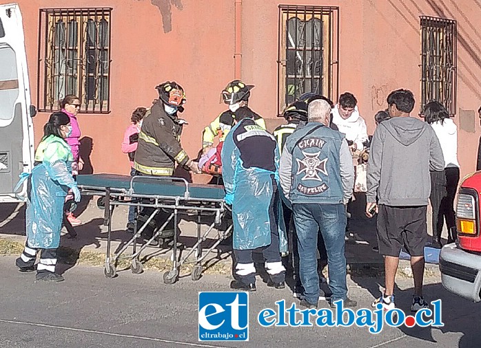 Personal de rescate de Bomberos y el SAMU brindaron los primeros auxilios a la mujer de 25 años que resultó con fracturas en rodilla y muñeca.