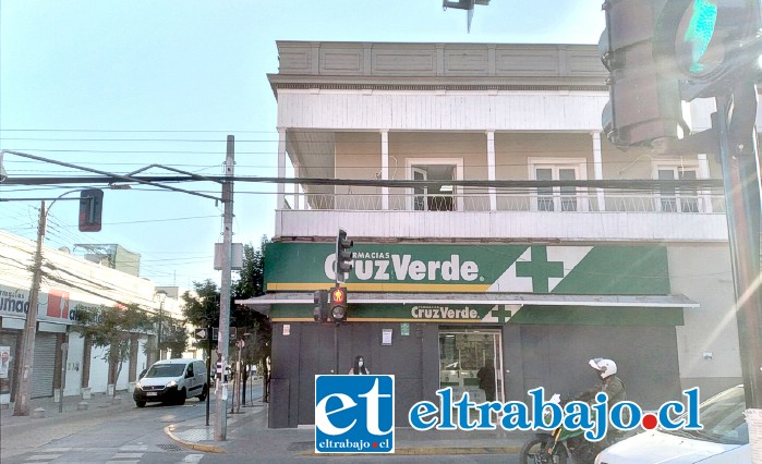 Solitario delincuente se llevó cerca de un millón de pesos desde la farmacia Cruz Verde.