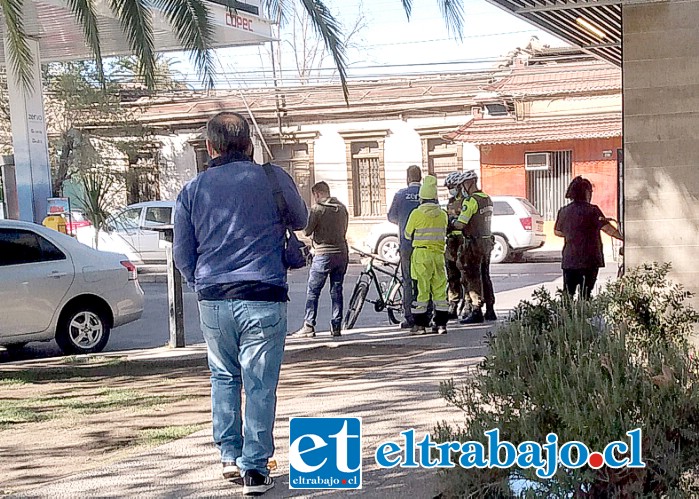 Carabineros desplegado en servicentro Copec de la alameda O´Higgins luego que desconocidos intentaran herir de bala a ciudadano haitiano.