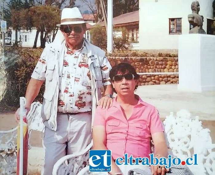 José Bruna junto a su pareja con quien ha estado los últimos 40 años.