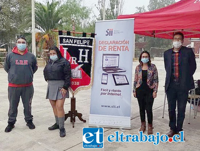 Los alumnos recibirán público desde las 09.00 hasta las 13.00 horas durante todos los días hábiles del mes de abril, en las dependencias de la Biblioteca del establecimiento ubicadas en calle Salinas esquina de Santo Domingo.