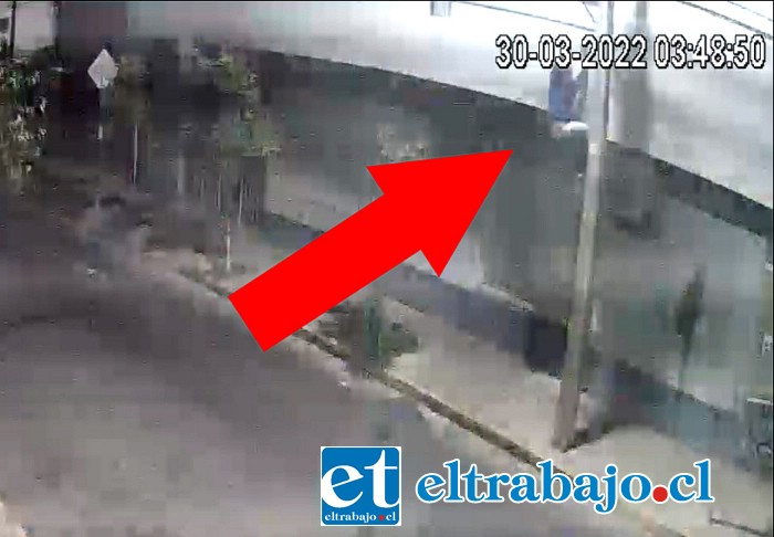 El solitario delincuente escaló como ‘Hombre Araña’ hasta el balcón en el segundo piso, donde tras romper una puerta de vidrio ingresó al inmueble.