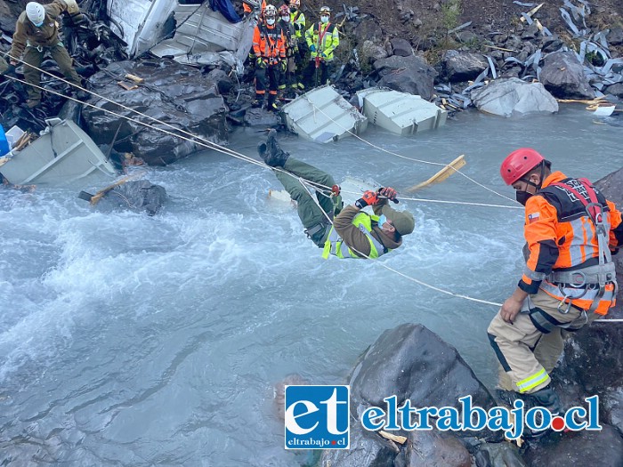 Carabineros y Bomberos trabajaron durante horas para poder rescatar el cuerpo del conductor brasileño.