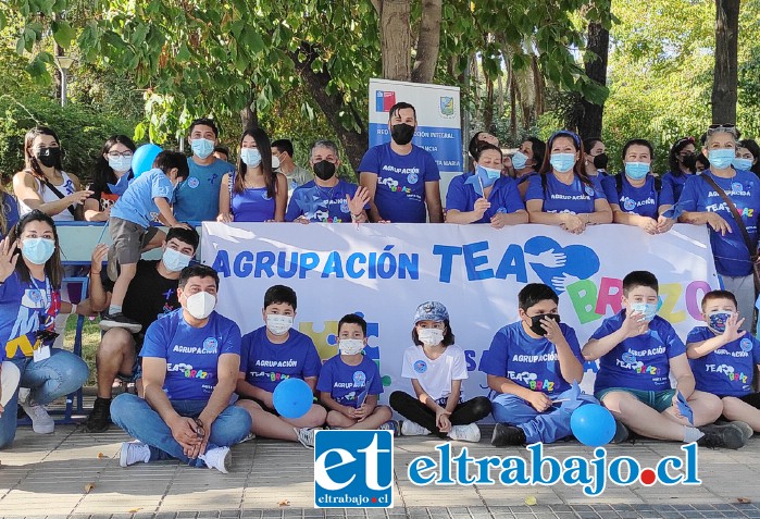 POR FIN EN EL VALLE.- Acá tenemos a muchas familias y autoridades de Santa María minutos antes de realizar la marcha silenciosa de Fundación Te Abrazo.