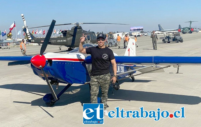 Fernando Tapia junto a su avión acrobático.