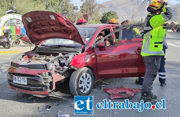 POTENTE GOLPE.- Así quedó este vehículo tras ser impactado por una camioneta cargada de frutas y verduras en la esquina de Sargento Aldea con Hermanos Carrera.