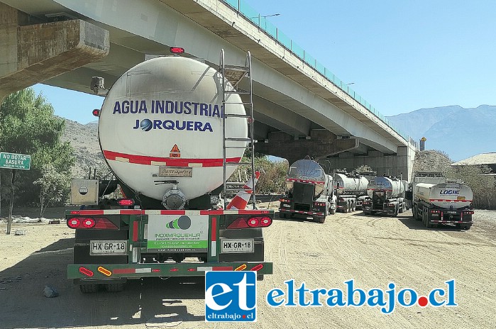 Al menos tres empresas se encargan del traslado. Sus conductores aseguran que ellos sólo se encargan del transporte y desconocen el destino final del agua ya reutilizada.