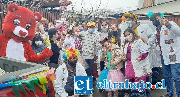 GRANDE CLOWNRISAS.- Acá tenemos a los protagonistas de esta genial travesía humanitaria que desde hace varios años opera en todo el Valle de Aconcagua.