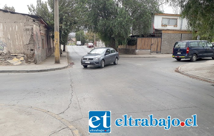 Pese al intenso flujo vehicular que registra este cruce, el paso peatonal se encuentra sin pintar.