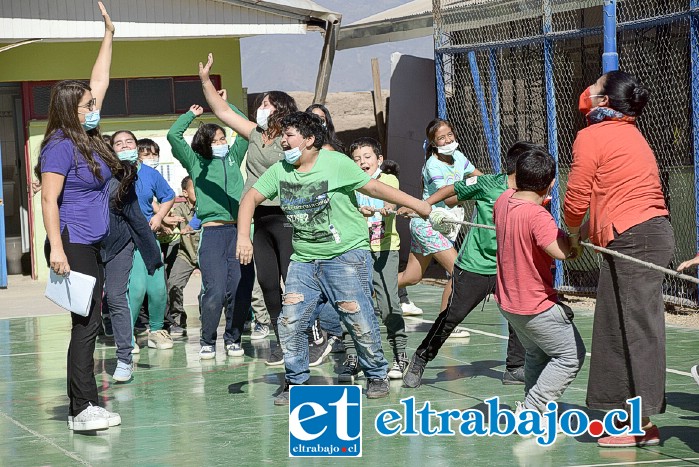 TIRANDO DE LA CUERDA.- Hubo que tirar duro de la cuerda, al final del día no importó quién ganó, lo bueno es que todos disfrutaron.