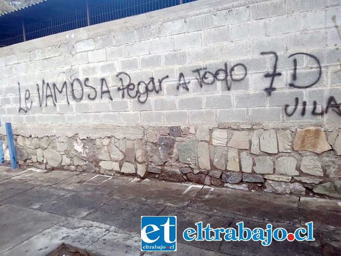 Este es el rayado que apareció en una de las murallas del colegio San Martín en San Felipe.