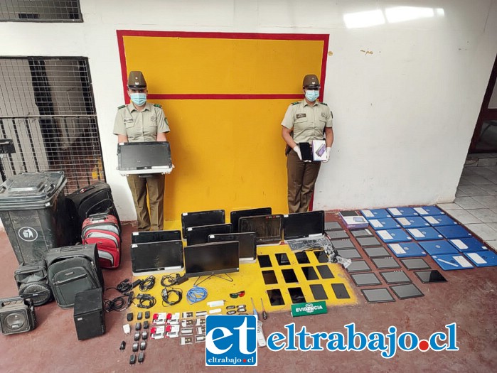 Acá dos carabineras nos muestran las especies recuperadas por personal de Llay Llay.