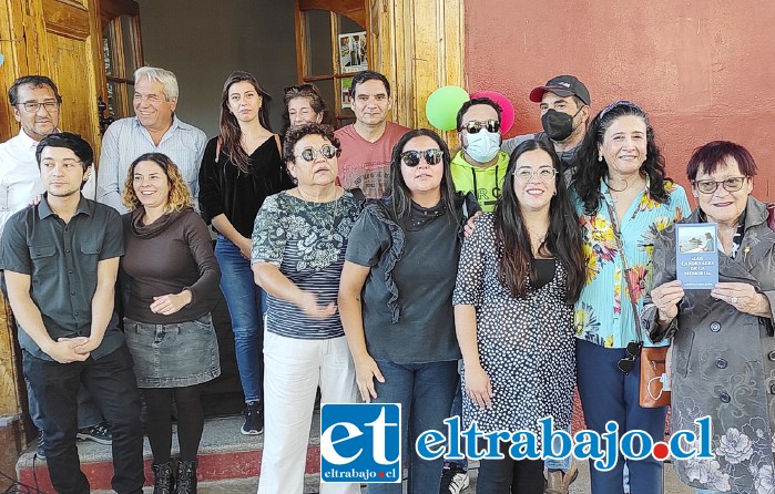 DIGNO HOMENAJE.- Acá tenemos a varios escritores aconcagüinos acompañando a la familia de Azucena Caballero, todos unidos en su Memoria.