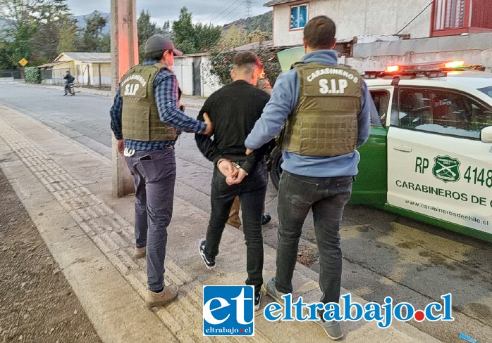 El imputado, ampliamente conocido como ‘El Pate Lija’, siendo subido al carro policial en Llay Llay.