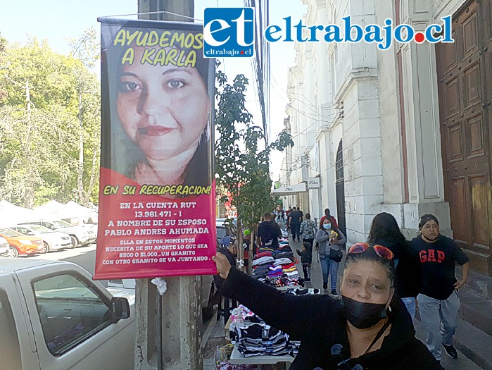 Lorena Cortez González, hermana de Karla, quien aparece junto al letrero de la campaña.