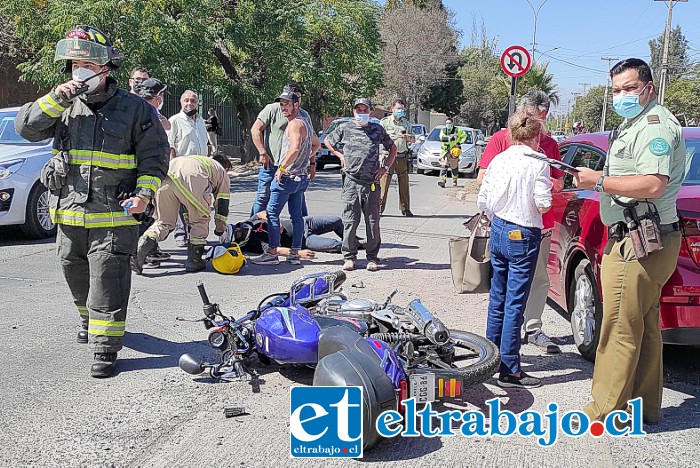 MUY LASTIMADO.- El motociclista llevó la peor parte en este accidente registrado la tarde de este lunes en Miraflores con Echeverría.