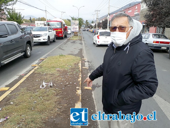 Manuel Bermúdez nos muestra el lugar donde estaba el poste de alumbrado público.