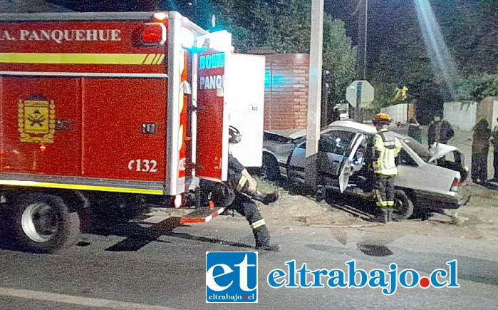 SIEMPRE BOMBEROS.- Unidades de rescate de Bomberos liberaron a los pasajeros de este vehículo, ambos con heridas de gravedad.