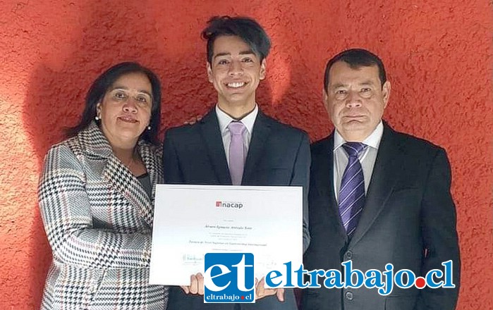 EXCELENCIA ACADÉMICA.- Acá vemos a don Fernando y doña Danae orgullosos del título profesional de su hijo Álvaro, quien desde hace cinco años publica en Diario El Trabajo sus mejores recetas.