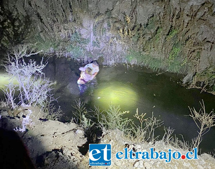 HÉROE VERDADERO.- El cabo segundo Manuel Pulgar, quien sin pensarlo se lanzó al canal para salvar a la mujer, logra rescatarla de las frías aguas la noche del martes.