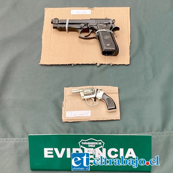 Acá la pistola y revólver incautados a los imputados, ambas armas de fantasía.-