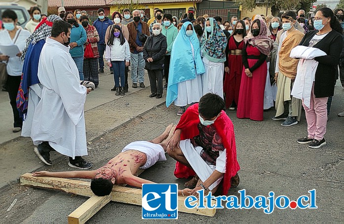 MUERTE EN LA CRUZ.- El Mesías fue clavado en el madero para expiar nuestros pecados. Esa realidad la vemos hoy escenificada en este montaje artístico-religioso.