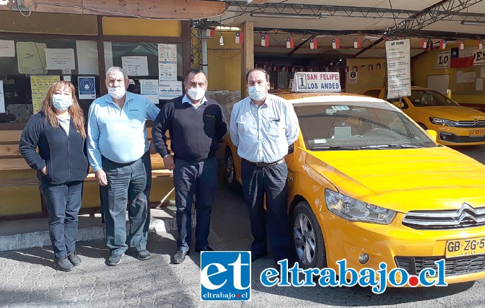 Conductores de taxis Ataxcoa San Felipe-Los Andes que tienen su terminal en calle Merced. A la derecha, Domingo Bermúdez Leiva, representante legal y presidente de la línea.