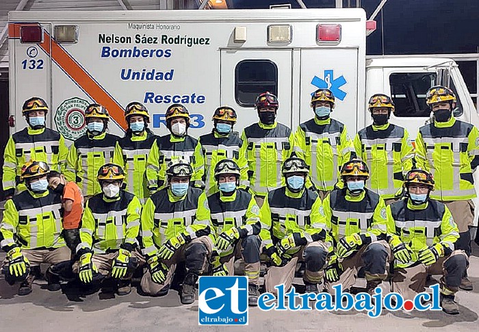 NUESTROS HÉROES.- Ellos son sólo la mitad del personal de la Tercera Compañía de Bomberos con sus trajes nuevos.