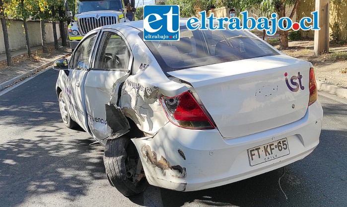 DIRECTO A URGENCIAS.- Este vehículo oficial del IST y su conductor llevaron la peor parte del percance, los daños materiales son cuantiosos.