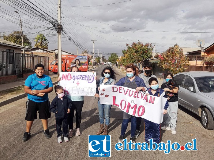 Acá los vecinos pidiendo que la municipalidad de San Felipe les devuelva el lomo de toro que sacó del lugar en Avenida Chile con José Manso Benitez.